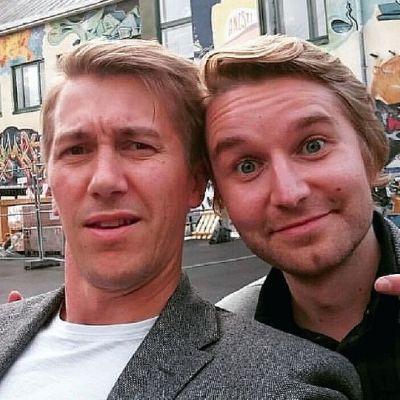 Napapiirin sanakarit 2 -elokuvan näyttelijät Jussi Vatanen ja Joonas Nordman poseeraavat Porissa Anniksen pihassa.