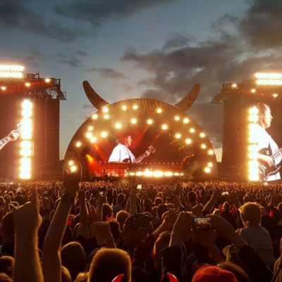 AC/DC soittaa värivaslojen loisteessa ja videonäytöillä tummenevassa yössä