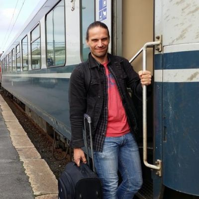 Elonkerjuun solisti Juha Lagström hyväntuulisena matkalla Seinäjoelta Vaasaan toiseksi viimeiselle keikalle.