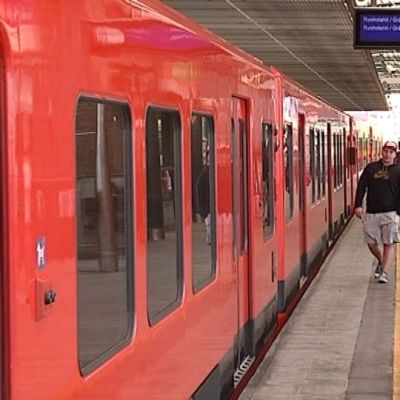 Ihmisiä Kalasataman metroasemalla
