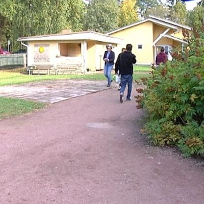Junnilan leirikeskus Reposaaressa toimii turvapaikanhakijoiden hätämajoitustilana.