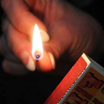 Keski-ikäinen nainen jäi kiinni häkkivarastojen polttamisesta.