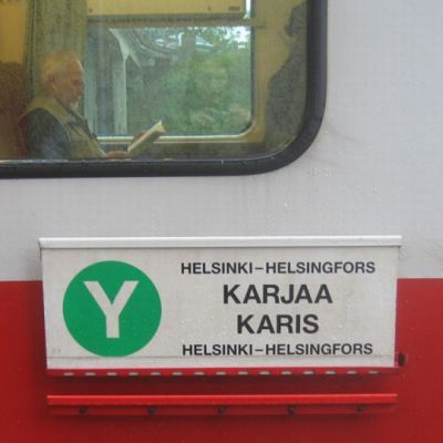 Y-juna liikennöi Helsingistä Karjaalle ja takaisin kuusi kertaa päivässä.