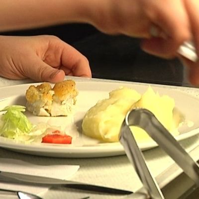 Lautasella kouluruokaa, perunamuhennosta ja kalaa.