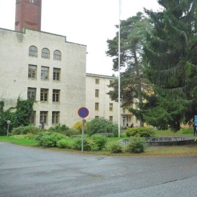 Turvapaikanhakijoita Satalinnan vastaanottokeskuksen pihalla