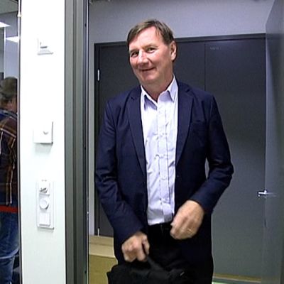 Jukka Gustafsson saapumassa Yle Tampereen studioon