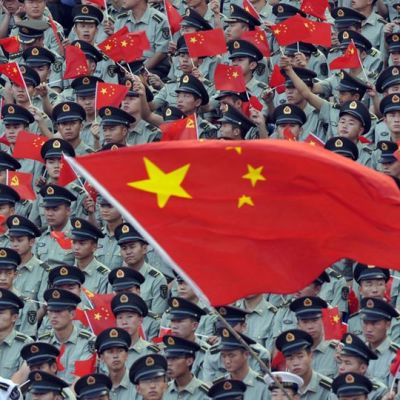 Kiinan Kommunistipuolueen 90-vuotisjuhlallisuuksissa Sotilaat heiluttelevat Kiinan lippuja.