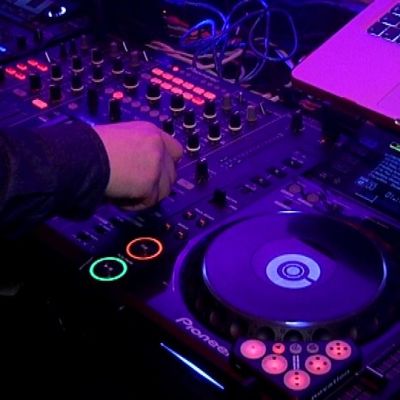 Dj soittaa musiikkia yökerhossa.