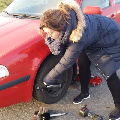 Toimittaja kokeili renkaanvaihtoa nainen renkaanvaihto