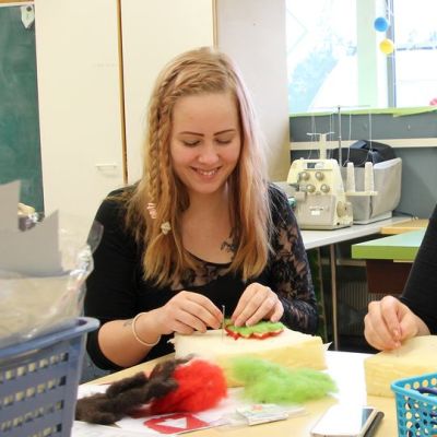 Janika ja Heta tekevät huovutustöitä Nuorisoverstaalla.