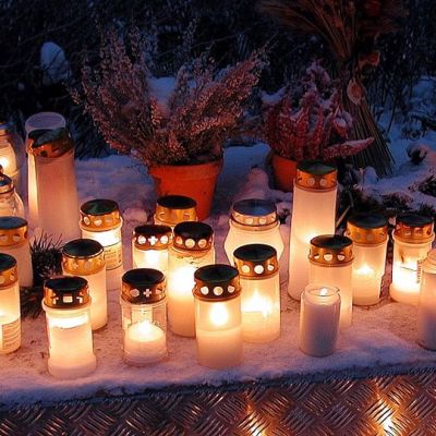 Kynttilöitä haudalla