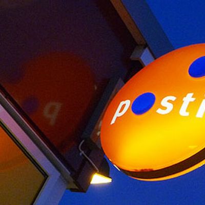Postin kyltti loistaa hämärässä