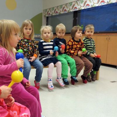 Lapsia musiikkileikkikoulussa