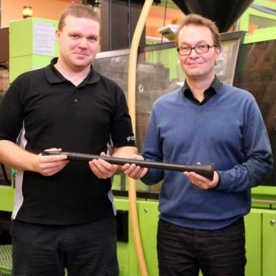 All-Plastin toimitusjohtaja Timo Vuorisalo ja Flaxwoodin toimitusjohtaja Jukka-Pekka Karppinen pitelevät klarinettia.
