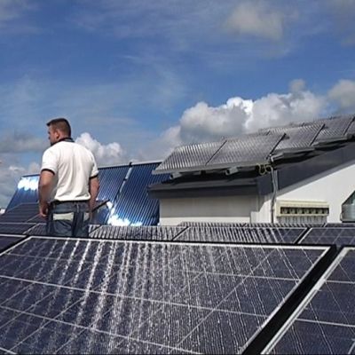 Järvenpääläisen nollaenergiatalon aurinkopaneelit tuottava kolmanneksen koko vuoden sähköntarpeesta. Ostamisen välttämisestä jää enemmän euroja, kuin sähkön myymisestä.