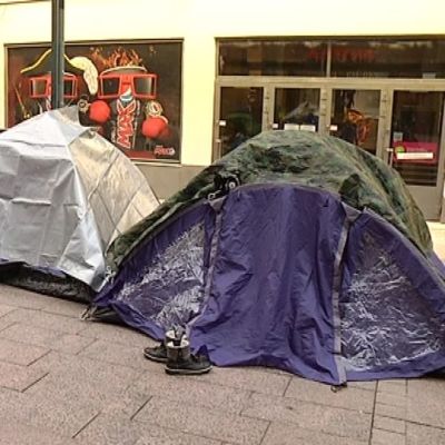 Hobitti-elokuvan ennakkolippujen jonottajia Helsingissä 19.11.2014.