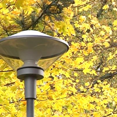 Aatoksenkadulla sijaitsevan taloyhtiön pihamaan valaistus vaihdettiin ledeihin. Valoa saadaan enemmän ja sähköä kuluu vähemmän.