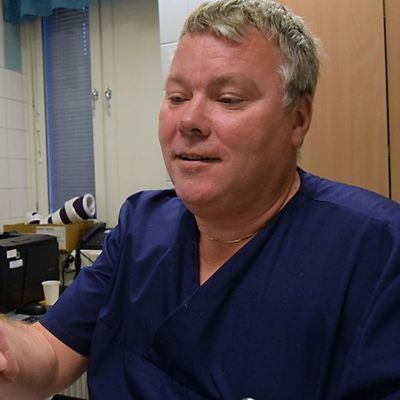 Kipsimestari Tomi Peltonen Forssan sairaalasta tarkastelee naisen kättä