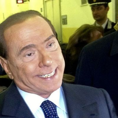 Silvio Berlusconi puhuu toimittajille milanolaisen oikeusistuimen aulassa veropetosoikeudenkäyntinsä aikana.