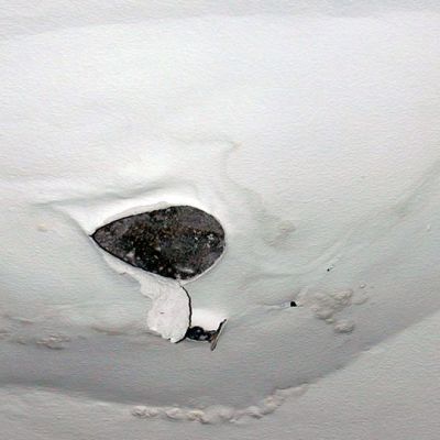 Kosteusvaurio asunnon katossa.