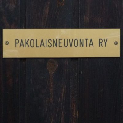 Pakolaisneuvonta-kyltti.