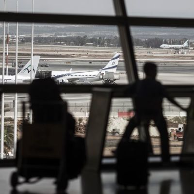 Matkustajia Ben Gurionin lentokentällä Israelissa.