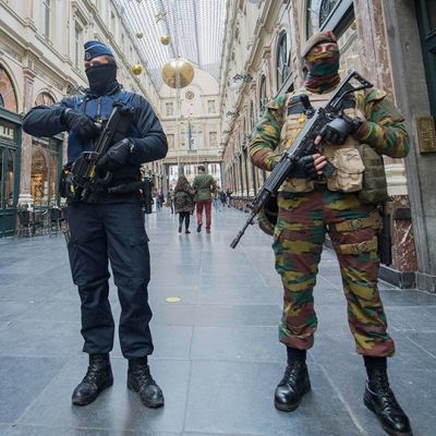 Kaksi armeijan sotilasta ja poliisi.