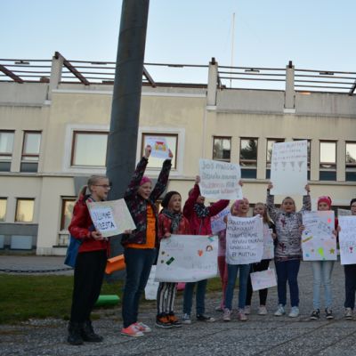 Liedakkalan koululaiset osoittavat mieltään koulun lakkauttamista vastaan Keminmaan kunnantalon edustalla lokakuussa 2014.