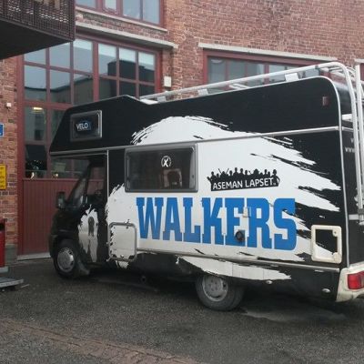 Jyväskylän nuorisopalvelujen Walkers-auto Veturitallien edessä.
