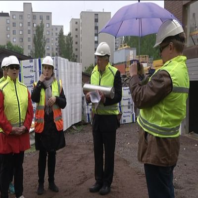 Peruskiven muuraustilaisuuteen osallistujia ulkona.