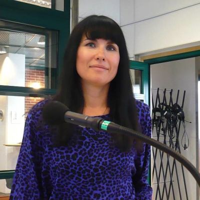 Sisu Radion toimittaja Hanna Lindberg Yle Hämeen studiossa