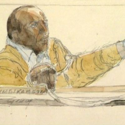 Piirtäjän näkemys Pascal Simbikangwasta oikeudenkäynnissä.