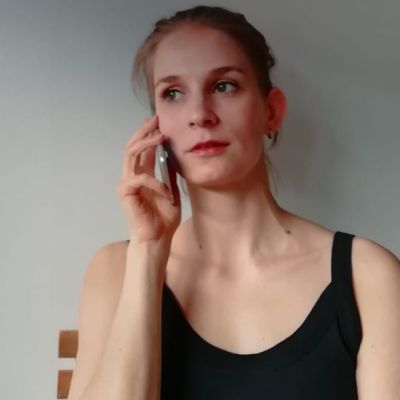 Nelly Hakkarainen puhuu puhelimeen