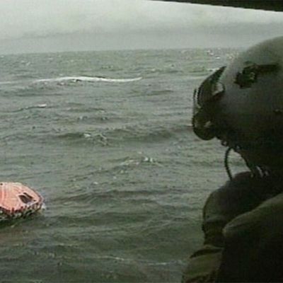 Estonialta pelastettuja ihmisiä pelastuslautalla, joka on ankkuroitu matkustajalautta Silja Symphonyn kylkeen Utön ulkopuolella 28. syyskuuta 1994.