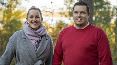 Jenny Paajes och Jep Paajes står utomhus och tittar in i kameran.