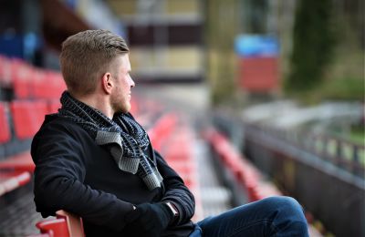 Tomi Maanoja på Myrbackastadions läktare.