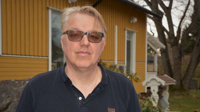 Man tittar in i kameran
