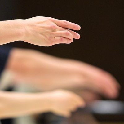 Ballettitanssijan kädet ojennettuina