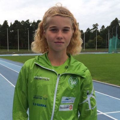 Juoksija Alisa Vainio Lappeenrannan Kimpisen kentällä.