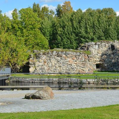 Kajaanin linnanrauniot elokuun auringossa.