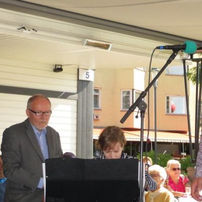 Basso Markus Suihkonen oopperapäivän avauksessa. Tukemassa PR-päällikkö Aarno Cronvall, pianisti Asta Onnila ja oopperalaulaja Matti Salminen.