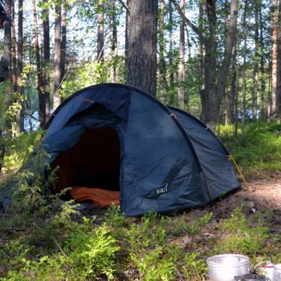 Joku Koivu, tunnelteltta, retkeilyvälineitä.