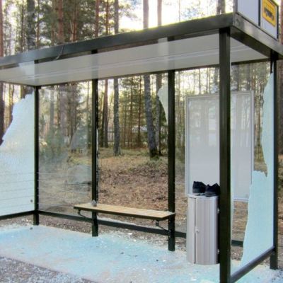 Lappeenrannan Skinnarilassa tuhottu bussipysäkki 4.5.2015.