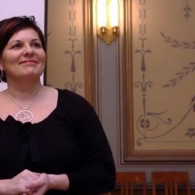 Kuvassa Kalevalaisten Naisten Liiton puheenjohtaja Sari Kaasinen, joka on tuttu myös nykykansanmusiikkiyhtyeestä Värttinä.