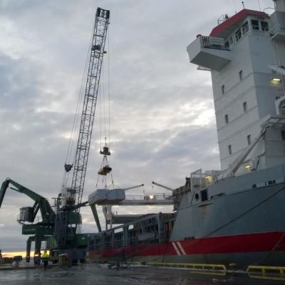Sahatavaraa lastataan laivaan Kaskisten satamassa. Kyseinen alus ei liity uuden laivalinjan käynnistymiseen.