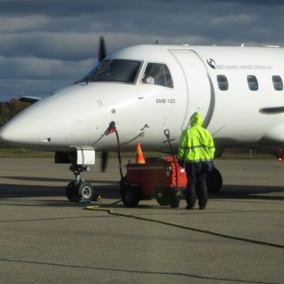 BASe Airlinesin EMB 120 matkustajakone käynnistää Savonlinnassa.