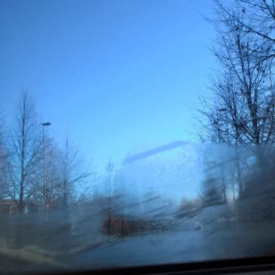Auton ikkunaan tiivistyy vesihöyryä.