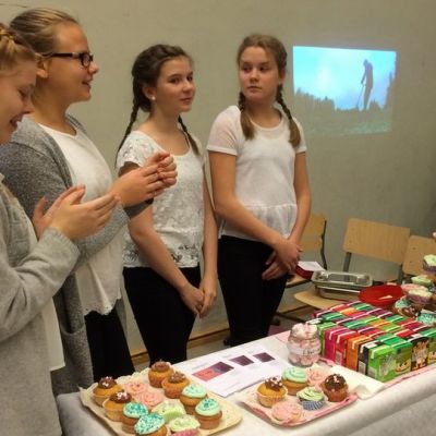 Maija Putkonen, Anni Kokkonen, Jonna Pynnönen ja Ella Marttinen Cup Cafe -yritystään esittelemässä.