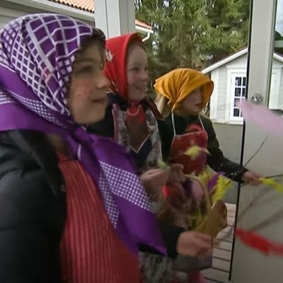 Kolme tyttöä trulleina virpomassa