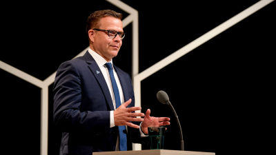 Petteri Orpo i en talarstol.